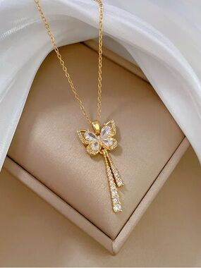 3/$40 NWT Zirconia Butterfly 🦋 Pendant Necklace